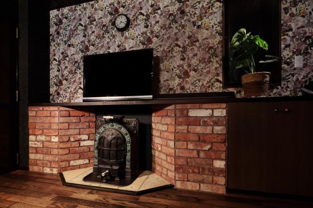 こんにちは。Atelier  Dolphinです。本日の施工例は、130年位前にイギリスで実際に使われていたアンティークのレンガとディスプレイ用のアンティークストーブを使用したカウンターです。その上にテレビを配置しました。室内にアンティークレンガを使うと、とても趣きのある空間になります。#dolphinsquare#ドルフィンスクエア#antique#アンティークを使った設計#刈谷市設計事務所#アンティークのある暮らし#洋館#イギリス#一級建築士の建物#イギリスで買い付け#デザイナーズ建築#アンティークと暮らす#アンティーク好きと繋がりたい#atelierdolphin#アトリエドルフィン#だんろ#暖炉#ストーブ#アンティークレンガ